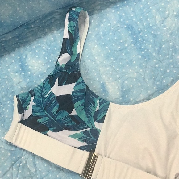 SHEIN Bikini top white blue tropical feel. Stretchy size Small in great … - Picture 2 of 6